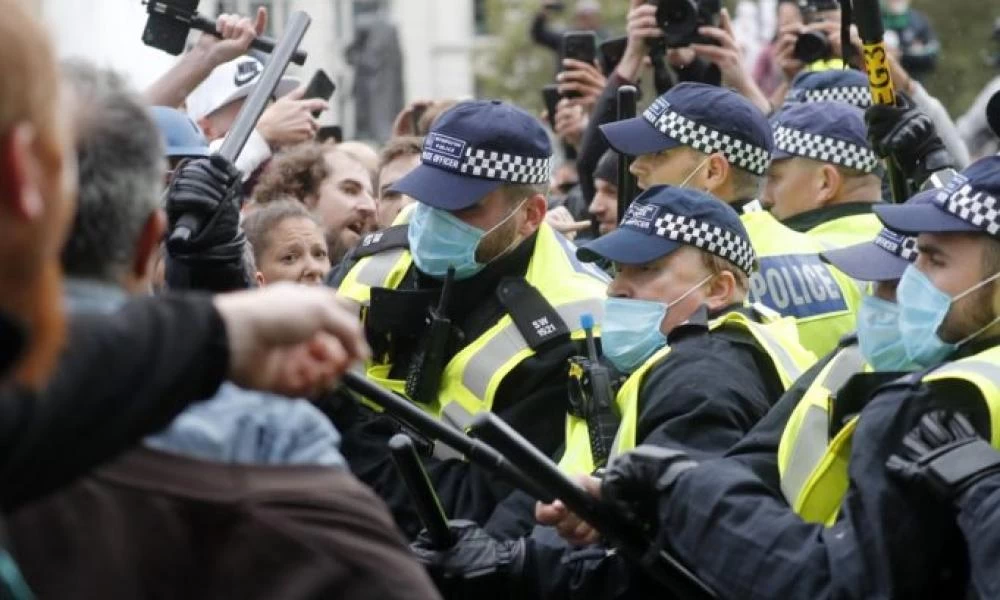 Λονδίνο: Αιματηρές συμπλοκές αστυνομικών – διαδηλωτών σε συγκέντρωση κατά των μέτρων